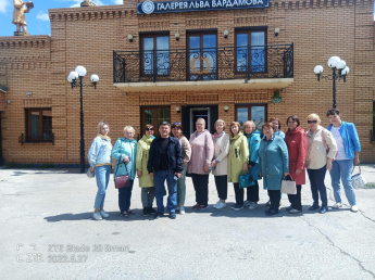 27 мая  коллектив Прибайкальской МЦБ  свой профессиональный праздник отметил выездом на экскурсию  в Галерею  Льва  Бардамова.